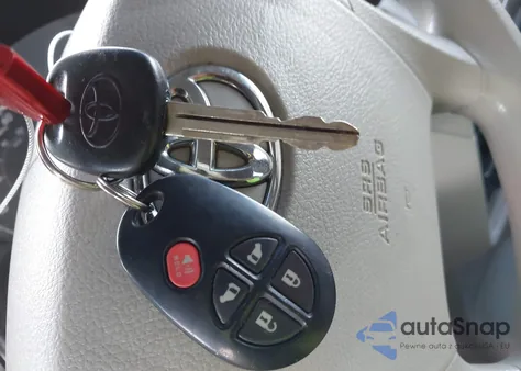 2013 Toyota Sienna Le V6 8 Passenger z USA, uszkodzony, nr VIN 5TDKK3DC8DS360855